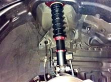 ノーマルの車高とホイールでは我慢できないので、まずはホイールハウスのスキマをなんとかします。”BLITZ DAMPER ZZ-R”でメーカー推奨値にて下げたらいい感じに仕上がりました。