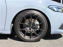 RAYSのこだわりが詰まった美しいスポーツホイール”グラムライツ57FXZ”を装着!! スーパーダークガンメタの精悍なカラーが、ソニックグレーパールのボディカラーに相性良しです。
