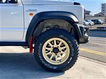 ”クスコ2インチアップサスペンションキット”でがっつりアゲたら、“RAYS A-LAP-J DESERT EDITION”に“DUELER M/T 674”を組み合わせて装着。ビシッとキマりました!!