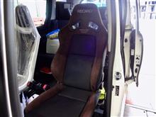 2脚共にRECAROなんですが、こんな組み合わせもアリ!! 先に装着した運転席は”RECARO RCS”、助手席には新たにブラウンウルトラスエードの“RECARO SR-7F GU”を取り付けました。