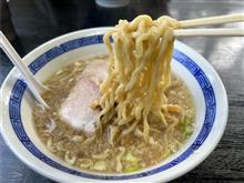 今日は妻と背脂ラーメン