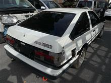 今日は、AE86を鈑金屋さんに運びました