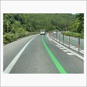 高速道の路面に「緑の実線」