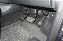 メルセデス・ベンツ V220dの運転席にフットレストを設置しました。