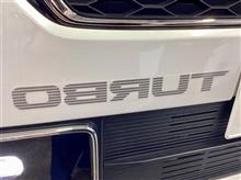 この”TURBO”の文字がミラーに写ったら道を譲れ!? リバイバルしたカッコ可愛い鏡文字ステッカーや“12VALVE DOHC”の文字をあしらって、おしゃれスポーティな装いです。