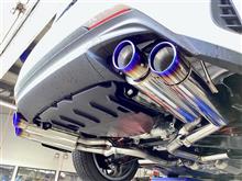 4本出しですが砲弾型で迫力バツグン、そしてとても美しい“APEXi N1エボリューション エクストリーム マフラー”装着でリアビュー激変。リフトアップして、ずっと眺めていたいくらいです。