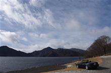 冬の中禅寺湖とロードスター