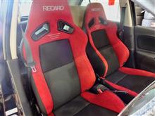 運転席にRECARO SR-7、助手席にRECARO SR-7Fの組み合わせで、レッド&#215;ブラック、ウルトラスエード採用のGU100を装着。マニュアルミッションの走りがさらに楽しくなりそうです。