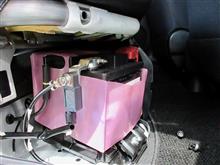 こんなところにバッテリー!! まずはバックアップをとって、LN規格でHV車、充電制御車対応の“BOSCH Hightec EJ”に交換。場所が場所なので、ガス抜きプラグもきっちり取り付けです!!