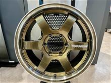 春に“VOLK RACING TE37SB TOURER SR”を装着するために、車高を見直しESSEXリーガルフェンダーも取り付け。スタッドレレスを履いた冬仕様もいい感じです。