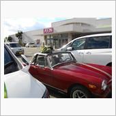 ショッピングセンター駐車場にて
