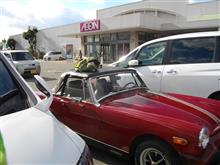ショッピングセンター駐車場にて