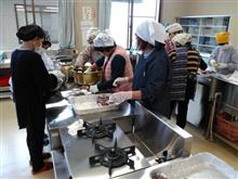 ミニふれあい広場 餅つき大会を行う