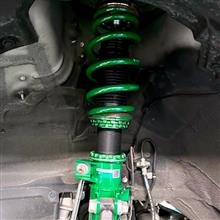 純正車高でも大径ホイールが似合いますが、やっぱり落とすと雰囲気が違いますね。“TEIN FLEX Z”でクルマに合わせてローダウンして、仕上げはアライメント調整です!!