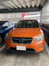 スバルXV、雪でスタックしたトヨタAQUAを牽引する