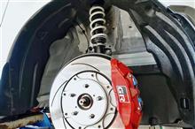 納車されたら、まずは気になるノーマル車高に手を付けました。鋭い走りと快適性を絶妙のバランスで融け合わせたとっても“贅沢な車高調”！“HKS HIPERMAX S”装着でカスタムがスタートです。