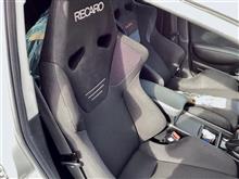 ホールド性能にこだわった”RECARO SR-6”も生産終了ですね。グッと大きく張り出したショルダーサポートでハードなドライビングを支え、よりダイレクトな座り心地がヤル気にさせてくれます。