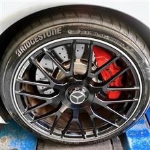 フロント255/35R19、リア285/30R19の”POTENZA S007A”を装着。なかなかの太さですが純正サイズ。”POTENZA S007A”でハイパフォーマンスを路面にしっかりと伝えます。