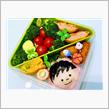 本日の娘のお弁当はイチゴちゃんキャラ弁を作りました