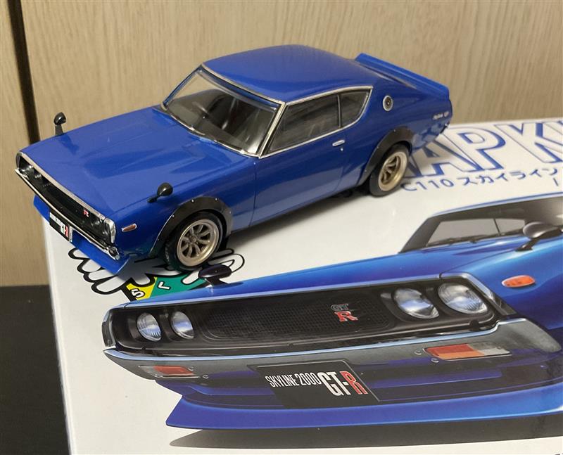 1/32アオシマ(楽プラ)のケンメリ2000GT-Rカスタムホイール青です