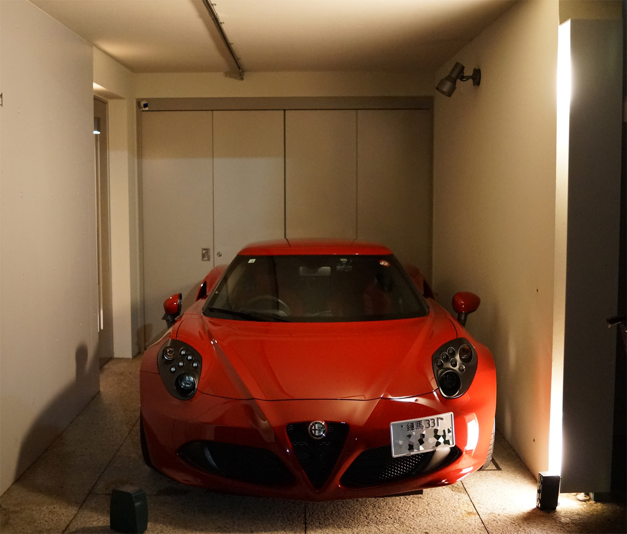 エレガントで無骨な妥協なき車 