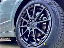 ダーク系カラーもいろいろですね。精悍さ際立つフラットダークガンメタリックの”POTENZA SW010”、艶やかな黒を纏い上質感が印象的な“BBS RE-V7”のブラック。どちらも美しいホイールです。 