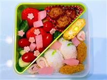 本日の娘のお弁当は桜🌸アレンジの枝豆ご飯おにぎり弁当を作りました
