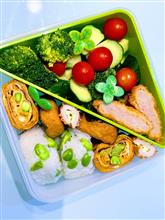 本日の娘のお弁当は、娘のお気に入りの枝豆ご飯のおにぎり🍙弁当を作りました