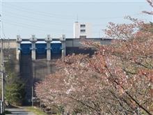 ４月より