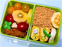 本日の娘のお弁当は、そぼろご飯弁当を作りました