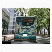 ポケモンバス新緑の街を走る