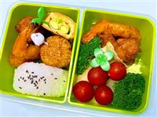 本日の娘のお弁当は、唐揚げ、エビフライ、ごまだんご、たまご焼きに梅干しおにぎり🍙弁当を作りました