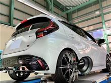 もともと専用の足回りが標準ですが、もう少し落とすとカッコいいので“RS-R”のダウンスプリングを装着しました。30mmの下げ幅ですっきりスマート。そしてぐっとスポーティです。