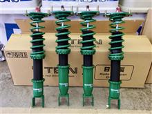 まずは“TEIN FLEX Z”でローダウン。しなやかで快適性に定評のある車高調だから、オールラウンドに走りを楽しみたいなら、カスタムの最初の一歩にもおすすめです。