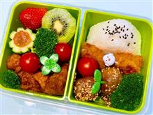 本日の娘のお弁当は、ひれかつ、肉だんご、唐揚げ、梅きゅうり、ちくわきゅうりと梅干しおにぎり🍙弁当