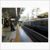 線路を見ている