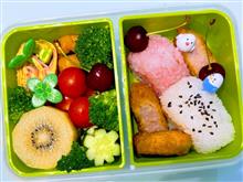 本日の娘のお弁当は、ひれかつ、のりっこチキン，枝豆とベーコンのたまご焼きに、紅白のおにぎり🍙弁当を作りました