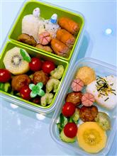 本日の娘のお弁当は、ミニハンバーグ、肉だんご、ちくわ磯辺揚げ、ごま団子のおにぎり🍙弁当を作りました