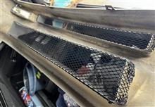 バンパー開口部にネットを貼り付けます