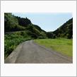 誰もいない山道を歩く...