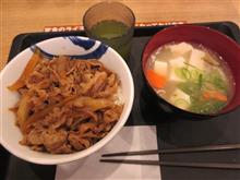 一足違いで