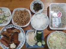 今週の開始は、品数だけは多い極貧晩ご飯で。