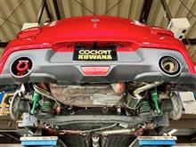 右側シングル出しカーボン巻きφ118ラウンドスラッシュテールが迫力の“フジツボ A-RM+ｃ”を装着。外したマフラー左側出口部には、“TM SQUARE牽引フックキット”を取り付けました!!