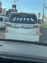 前を走るクルマ