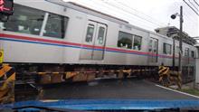 遮断機が下りた踏切には縁が有るな？
