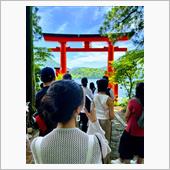 箱根・芦ノ湖、湖上に浮かぶ神 ...