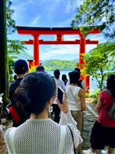 箱根・芦ノ湖、湖上に浮かぶ神秘的な「平和の鳥居⛩️」