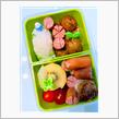 本日の娘のお弁当は、揚げしゅうまい、ウインナー、肉だんごのおにぎり🍙弁当を作りました