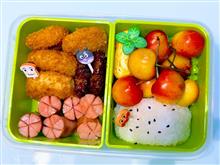 本日の娘のお弁当は、ソースカツ、牛肉コロッケ、白身魚タルタルソース、たまご焼き、ウインナーのおにぎり🍙弁当を作りました
