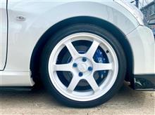 ボディ白&#215;ホイール白は間違いありません。オプションカラーのダッシュホワイトを選んで、“レイズ ボルクレーシングTE37 SONIC”を装着。奥に覗くエンドレスのキャリパーが精悍です。